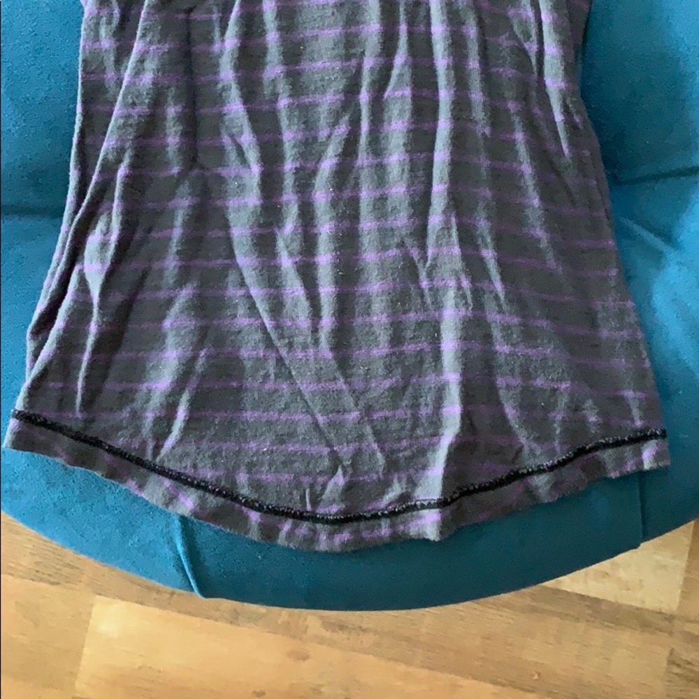 Keyhole-back tee. - Picture 4 of 6
